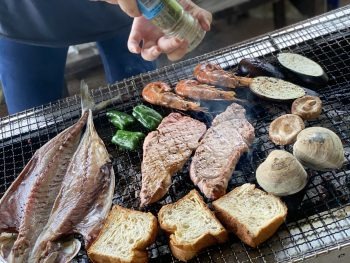 バーベキューグリルに美味しそうな食材