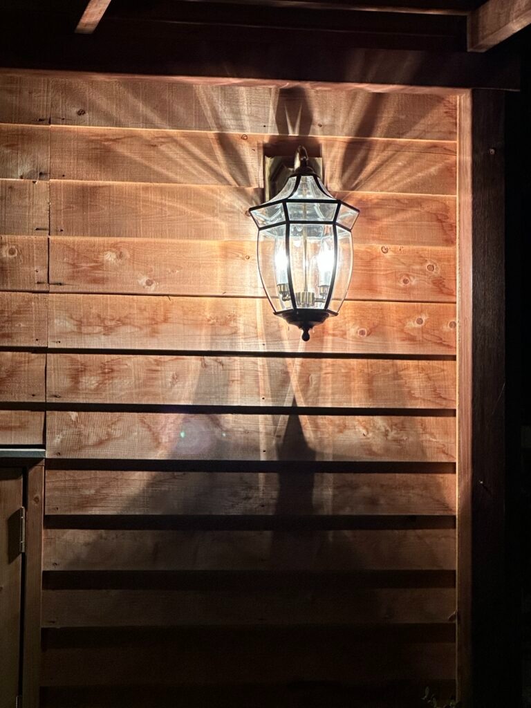 夜のウッドパネルに輝くランタン