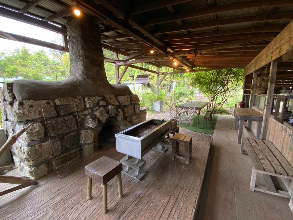 屋根付きパティオの石造りバーベキュー場