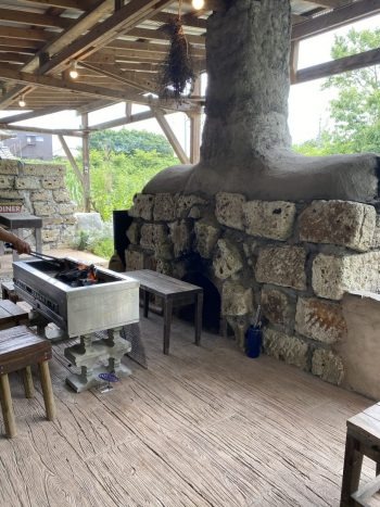 石造りの屋外パン焼き窯とキッチン