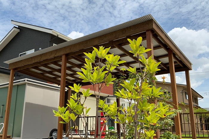 庭に建てられた木製パーゴラの風景